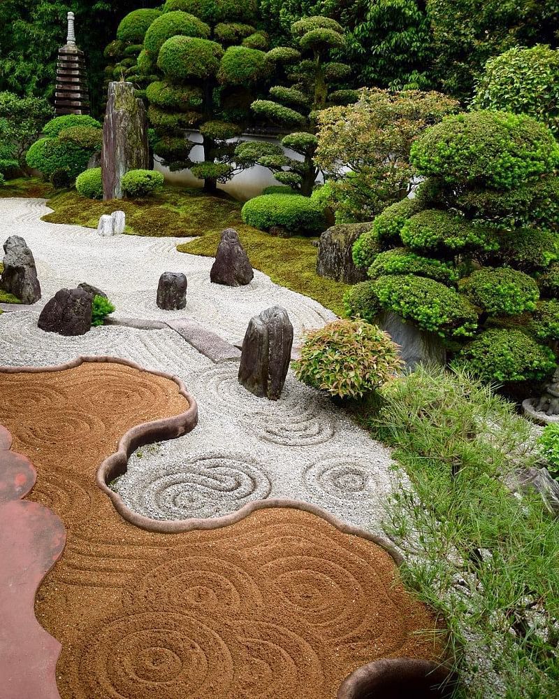 مسیر های شن و ماسه در باغ ژاپنی