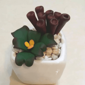 گلدان کوچک سرامیکی با گلهای خمیر چینی
