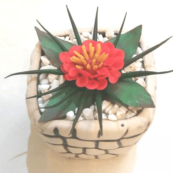 گلدان بتنی مربع با گلهای خمیر چینی 074
